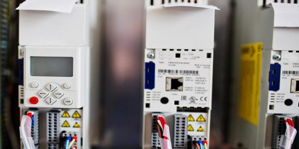 Welche sind die häufigsten Probleme im Zusammenhang mit Frequenzumrichtern und wie können sie gelöst werden?