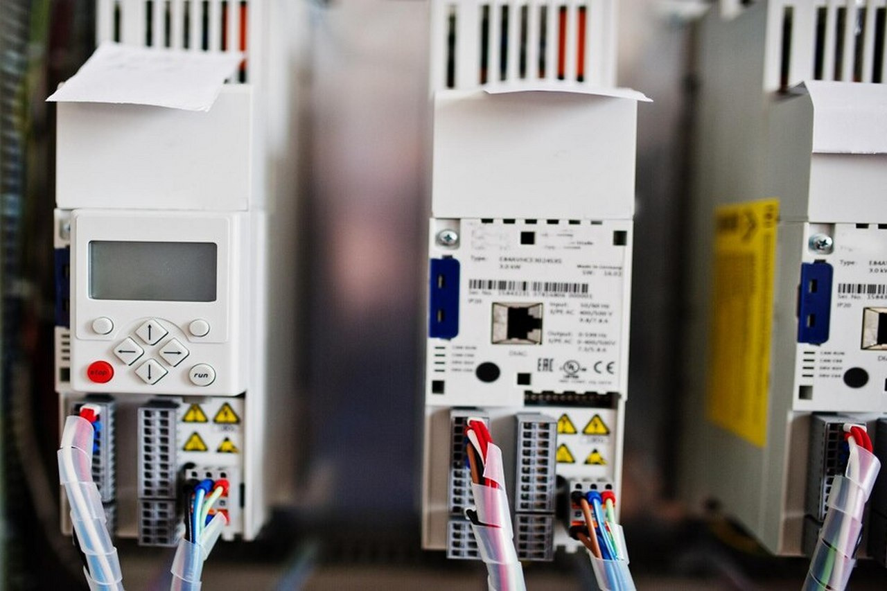 Welche sind die häufigsten Probleme im Zusammenhang mit Frequenzumrichtern und wie können sie gelöst werden?